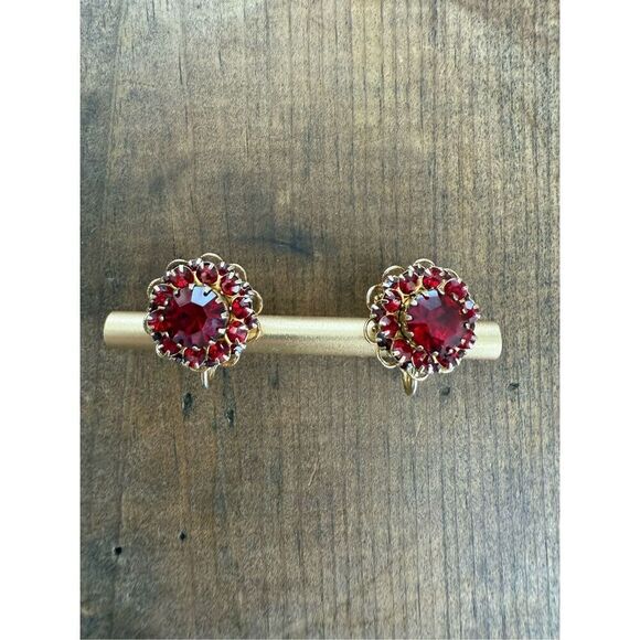 Vintage 60s 1966 Sarah Coventry Ruby Red Rhinestone Cluster Clip On Earrings Gol - Picture 1 of 7